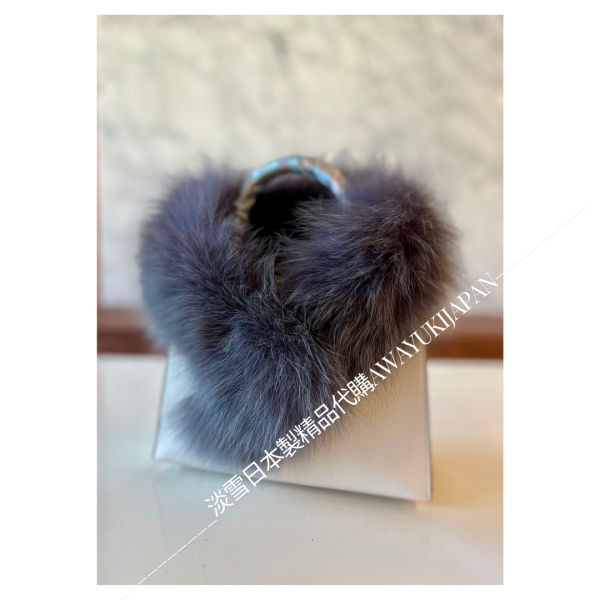 日本製 SAGA FURS 狐狸毛圍巾(現貨_炭灰色) 狐狸毛圍巾
毛毛圍巾
雙面圍巾
日本製絲巾
日本製圍巾
羊毛雙面圍巾
羊毛圍巾
一條抵兩條
保暖圍巾
克什米爾
silkscarf
scarf
hermesscarf
cashmere
日本代購
日本製代購
RectoVersomuffler
muffler
hermesmuffler
winteriscoming
甜美小姊姊風
氣質優雅女孩風
可甜可鹹