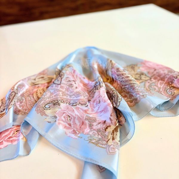 日本製 絲巾_玫瑰花園 Jardin des Roses - 雲藍(88 × 88cm) 絲巾 方形絲巾 大方巾 日本絲巾 9090 披肩 絲巾
雙面圍巾
日本製絲巾
日本製圍巾
羊毛雙面圍巾
羊毛圍巾
一條抵兩條
保暖圍巾
克什米爾
silkscarf
scarf
hermesscarf
cashmere
日本代購
日本製代購
RectoVersomuffler
muffler
hermesmuffler
winteriscoming
甜美小姊姊風
氣質優雅女孩風
可甜可鹹
日本製
高品