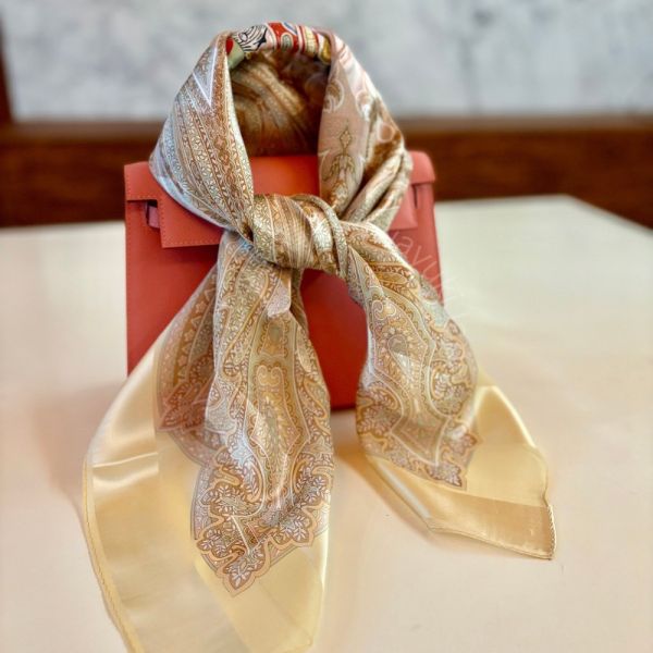 日本製 絲巾_ Éclat de Palais 宮廷之光-金色(88 × 88cm) 絲巾 方形絲巾 大方巾 日本絲巾 9090 披肩 絲巾
雙面圍巾
日本製絲巾
日本製圍巾
羊毛雙面圍巾
羊毛圍巾
一條抵兩條
保暖圍巾
克什米爾
silkscarf
scarf
hermesscarf
cashmere
日本代購
日本製代購
RectoVersomuffler
muffler
hermesmuffler
winteriscoming
甜美小姊姊風
氣質優雅女孩風
可甜可鹹
日本製
高品