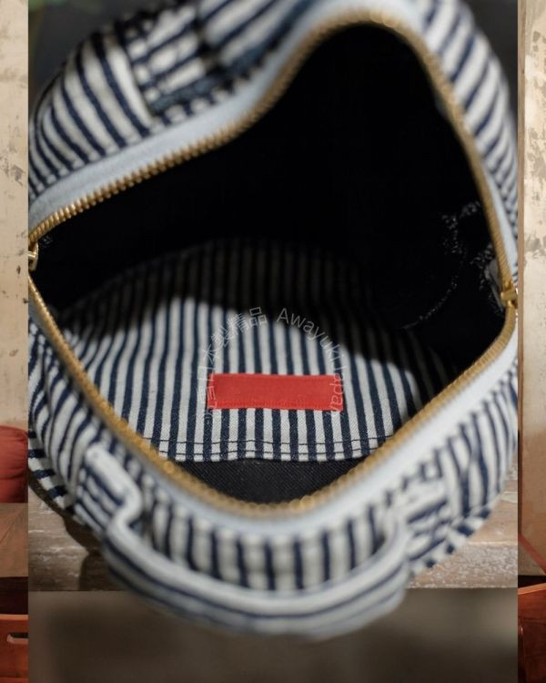 日本製 丹寧系列圓形隨行包(牛仔丹寧款) 日本製包包 日本製丹寧 丹寧包包 小圓包 隨身包 輕旅行 可愛包包 療癒 裝可愛 #雙色織帶
#義大利製手把
#多功能包包日本製
#氣質容量兼具
#日本製輕量包包
#輕量包包
#夏日必備包包
#只有可愛
#可愛包包
#可愛穿搭
#托特包
#編織托特包
#日本製托特包
#日本製編織包
#日本職人手作包
#夏日穿搭
#日本代購
#日本製代購
#日本製
#高品質
#安心安全日本製
#貴婦
#輕奢
#夏日編織包
#海邊穿搭
#浴衣穿搭﻿