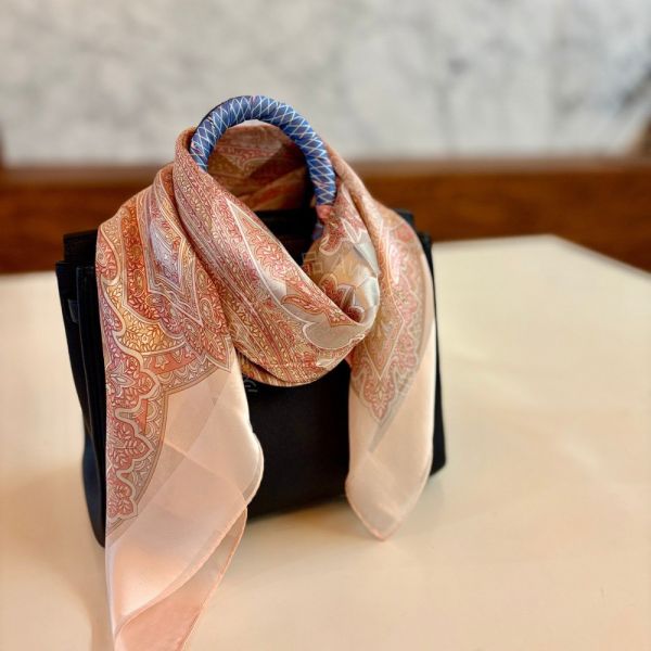 日本製 絲巾_ Éclat de Palais 宮廷之光-曙光橘(88 × 88cm) 絲巾 方形絲巾 大方巾 日本絲巾 9090 披肩 絲巾
雙面圍巾
日本製絲巾
日本製圍巾
羊毛雙面圍巾
羊毛圍巾
一條抵兩條
保暖圍巾
克什米爾
silkscarf
scarf
hermesscarf
cashmere
日本代購
日本製代購
RectoVersomuffler
muffler
hermesmuffler
winteriscoming
甜美小姊姊風
氣質優雅女孩風
可甜可鹹
日本製
高品