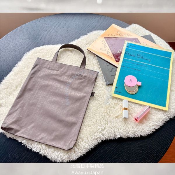 日本製 輕量手提袋 輕量手提包—午後的微光奏鳴曲_大象灰 日本製琴譜包 A4包包 防潑水 可水洗包包 多功能斜背包
男背包
日本製鞋背包
日本製男包
出國旅遊
出差旅遊包
機能公事包
型男必備
多功能包
日本型男
父親節禮物
帥氣
lexus
benz
bmw
tesla
日本代購
日本製代購
日本製珍珠項鍊
日本製珍珠手鍊
akoya珍珠
日本製
高品質
安心安全
安心安全日本製
貴婦
輕奢
tasaki
mikimoto