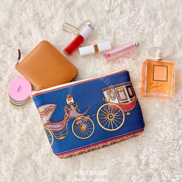 日本製 絲巾包包_皇家馬車系列 Carrosse Royal 隨行包_皇家藍 日本製 手拿包 日本絲巾 9090 絲巾 2way包包 多功能斜背包
男背包
日本製鞋背包
日本製男包
出國旅遊
出差旅遊包
機能公事包
型男必備
多功能包
日本型男
父親節禮物
帥氣
lexus
benz
bmw
tesla
日本代購
日本製代購
日本製珍珠項鍊
日本製珍珠手鍊
akoya珍珠
日本製
高品質
安心安全
安心安全日本製
貴婦
輕奢
tasaki
mikimoto