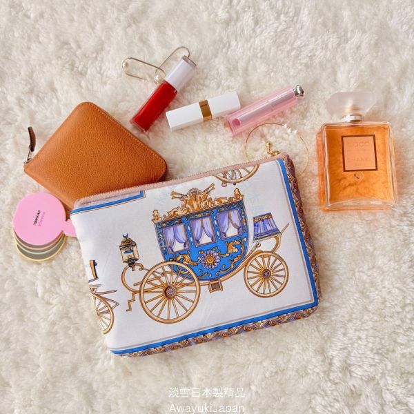 日本製 絲巾包包_皇家馬車系列 Carrosse Royal 隨行包_霜白 日本製 手拿包 日本絲巾 9090 絲巾 2way包包 多功能斜背包
男背包
日本製鞋背包
日本製男包
出國旅遊
出差旅遊包
機能公事包
型男必備
多功能包
日本型男
父親節禮物
帥氣
lexus
benz
bmw
tesla
日本代購
日本製代購
日本製珍珠項鍊
日本製珍珠手鍊
akoya珍珠
日本製
高品質
安心安全
安心安全日本製
貴婦
輕奢
tasaki
mikimoto