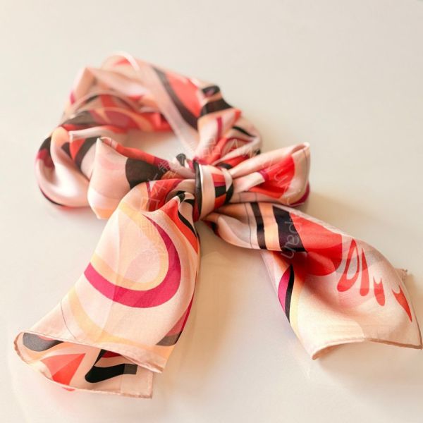 日本製 絲巾_Souffle de l’Aube 霞ゆらぎ 霞光微晃 -紅色 (30x130cm) 絲巾 圍巾長型絲巾 日本絲巾 9090 披肩 絲巾
雙面圍巾
日本製絲巾
日本製圍巾
羊毛雙面圍巾
羊毛圍巾
一條抵兩條
保暖圍巾
克什米爾
silkscarf
scarf
hermesscarf
cashmere
日本代購
日本製代購
RectoVersomuffler
muffler
hermesmuffler
winteriscoming
甜美小姊姊風
氣質優雅女孩風
可甜可鹹
日本製
高品