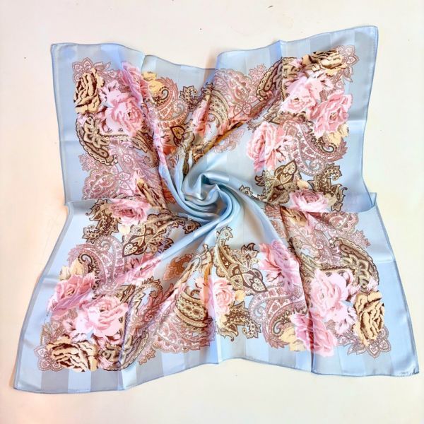 日本製 絲巾_玫瑰花園 Jardin des Roses - 雲藍(88 × 88cm) 絲巾 方形絲巾 大方巾 日本絲巾 9090 披肩 絲巾
雙面圍巾
日本製絲巾
日本製圍巾
羊毛雙面圍巾
羊毛圍巾
一條抵兩條
保暖圍巾
克什米爾
silkscarf
scarf
hermesscarf
cashmere
日本代購
日本製代購
RectoVersomuffler
muffler
hermesmuffler
winteriscoming
甜美小姊姊風
氣質優雅女孩風
可甜可鹹
日本製
高品