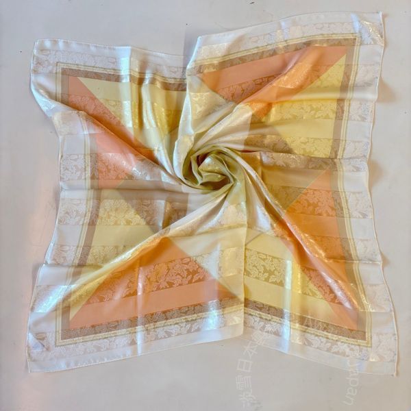 日本製 絲巾_ 光影菱紋Collection Lumières Géométriques-琥光暖曦 Aube Ambrée(88 × 88cm) 絲巾 方形絲巾 大方巾 日本絲巾 9090 披肩 絲巾
雙面圍巾
日本製絲巾
日本製圍巾
羊毛雙面圍巾
羊毛圍巾
一條抵兩條
保暖圍巾
克什米爾
silkscarf
scarf
hermesscarf
cashmere
日本代購
日本製代購
RectoVersomuffler
muffler
hermesmuffler
winteriscoming
甜美小姊姊風
氣質優雅女孩風
可甜可鹹
日本製
高品