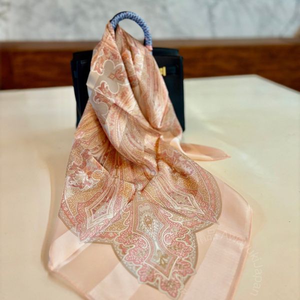 日本製 絲巾_ Éclat de Palais 宮廷之光-曙光橘(88 × 88cm) 絲巾 方形絲巾 大方巾 日本絲巾 9090 披肩 絲巾
雙面圍巾
日本製絲巾
日本製圍巾
羊毛雙面圍巾
羊毛圍巾
一條抵兩條
保暖圍巾
克什米爾
silkscarf
scarf
hermesscarf
cashmere
日本代購
日本製代購
RectoVersomuffler
muffler
hermesmuffler
winteriscoming
甜美小姊姊風
氣質優雅女孩風
可甜可鹹
日本製
高品