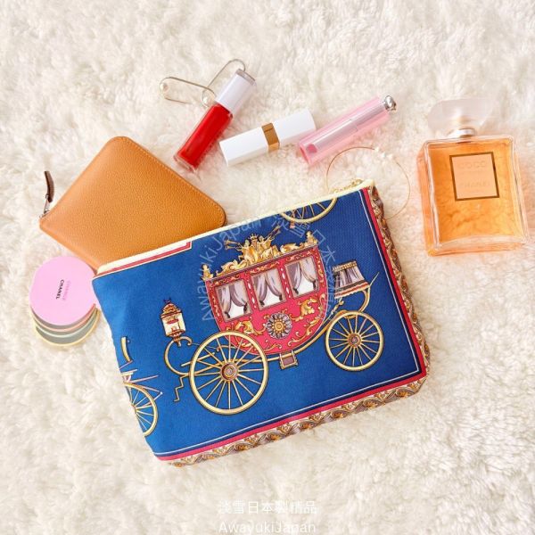 日本製 絲巾包包_皇家馬車系列 Carrosse Royal 隨行包_皇家藍 日本製 手拿包 日本絲巾 9090 絲巾 2way包包 多功能斜背包
男背包
日本製鞋背包
日本製男包
出國旅遊
出差旅遊包
機能公事包
型男必備
多功能包
日本型男
父親節禮物
帥氣
lexus
benz
bmw
tesla
日本代購
日本製代購
日本製珍珠項鍊
日本製珍珠手鍊
akoya珍珠
日本製
高品質
安心安全
安心安全日本製
貴婦
輕奢
tasaki
mikimoto