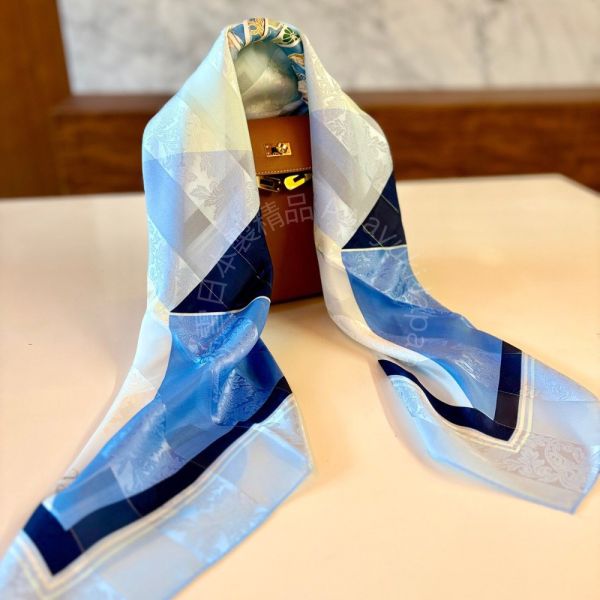 日本製 絲巾_ 光影菱紋Collection Lumières Géométriques-海霧晨藍 Brume Marine (88 × 88cm) 絲巾 方形絲巾 大方巾 日本絲巾 9090 披肩 絲巾
雙面圍巾
日本製絲巾
日本製圍巾
羊毛雙面圍巾
羊毛圍巾
一條抵兩條
保暖圍巾
克什米爾
silkscarf
scarf
hermesscarf
cashmere
日本代購
日本製代購
RectoVersomuffler
muffler
hermesmuffler
winteriscoming
甜美小姊姊風
氣質優雅女孩風
可甜可鹹
日本製
高品