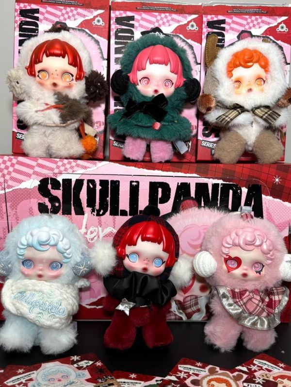 【在台現貨】Pop Mart泡泡瑪特 > THE MONSTERS  > SKULLPANDA 冬日樂章系列 搪膠毛絨掛件 PopMart泡泡瑪特,Labubu拉布布,慵懶瑜伽系列手辦,正版,THE MONSTERS,玩具,模型,雕像,共鳴,SKULLPANDA