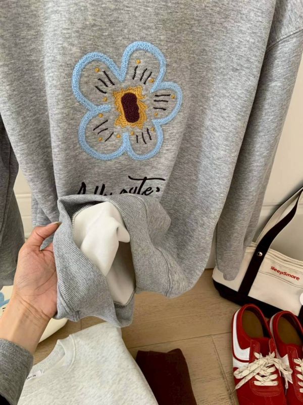 05121001｜秋冬〃電繡花朵加絨大學T｜F 韓系衛衣, 刺繡衛衣, 小花刺繡, 大學TEE, 刷毛衛衣, 寬版上衣, 顯瘦穿搭, 冬季保暖上衣, 女生衛衣, 休閒百搭, 韓風上衣, 加厚衛衣, 內刷毛, 落肩版型, 日系學院風