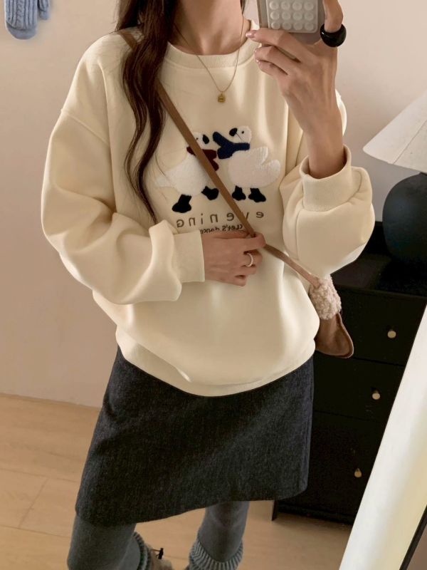 05120605｜秋冬〃9210小鴨圍巾刺繡加絨大學T｜F 女裝衛衣, 刷毛上衣, 貓咪上衣, 毛巾繡衛衣, 可愛女裝, 療癒系穿搭, 寬鬆上衣女, 加絨上衣, 大人可愛風, 顯瘦衛衣, 韓系女裝, 秋冬上衣女, 百搭女裝, 大學T女, 女生可愛穿搭