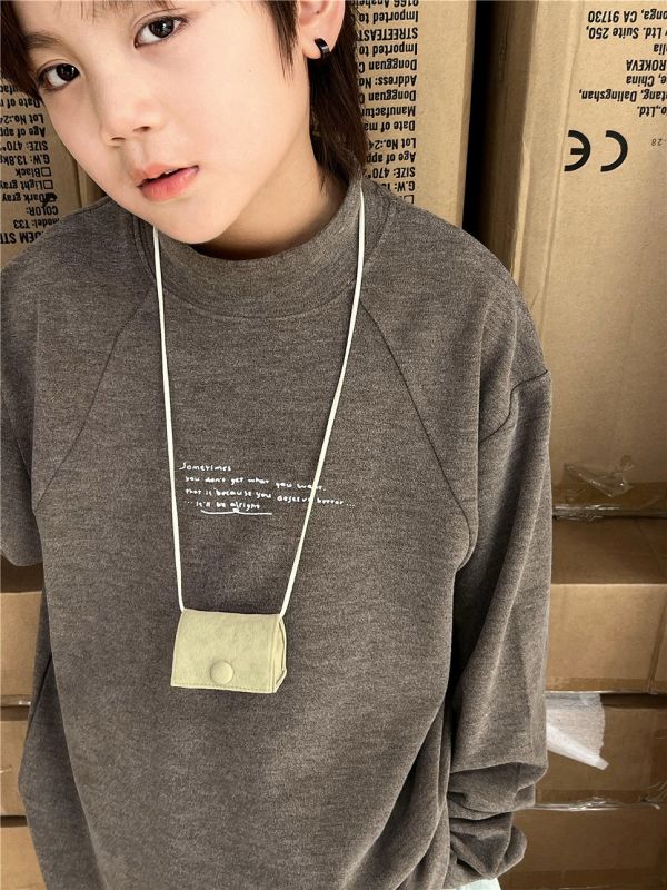 05110203┃SN〃8135三色薄絨半高領字母內搭T┃100-160 字母印花上衣, 歐美風童裝, 寬版落肩, 秋冬童裝, 潮童穿搭, 棉質長袖, 街頭風童裝, 100～160童裝, 情緒字句印花, 基本款衛衣