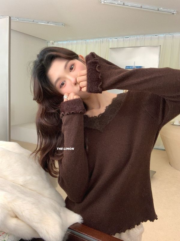 05120702｜LEMON〃6891氣質蕾絲V領軟糯顯瘦針織上衣｜F 蕾絲針織, V領針織, 韓系上衣, 女生針織衫, 修身上衣, 顯瘦穿搭, 長袖上衣, 百搭上衣, 內搭上衣, 秋冬針織