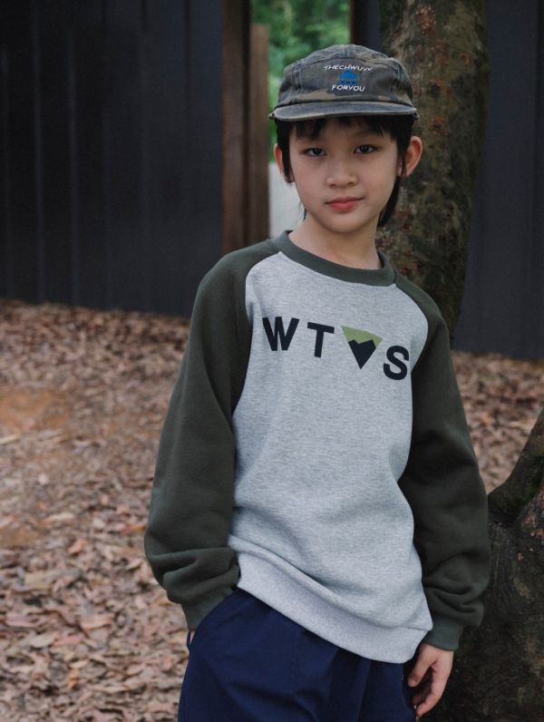 05121102｜秋冬〃8085山系插肩袖加絨字母T｜110-170 兒童衛衣, 山系衛衣, 拼接衛衣, 刷毛衛衣, 戶外風上衣, 保暖上衣, 中大童衛衣, 露營穿搭, 校園穿搭, 印花衛衣