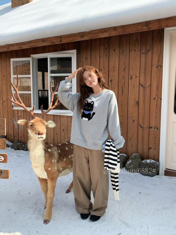 05120604｜秋冬〃6882立體黑貓刺繡加絨大學T｜F 女裝衛衣, 刷毛上衣, 貓咪上衣, 毛巾繡衛衣, 可愛女裝, 療癒系穿搭, 寬鬆上衣女, 加絨上衣, 大人可愛風, 顯瘦衛衣, 韓系女裝, 秋冬上衣女, 百搭女裝, 大學T女, 女生可愛穿搭