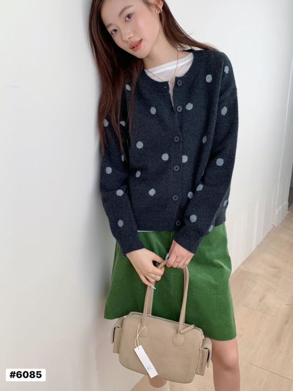 05112209｜秋冬〃6085圓點點針織外套｜F 圓點毛衣, 點點外套, 針織開襟, 針織外套, 秋冬開襟外套, 可愛毛衣, 百搭針織, 奶白毛衣, 藍色針織, 灰色毛衣, 黑色外套, 韓系毛衣