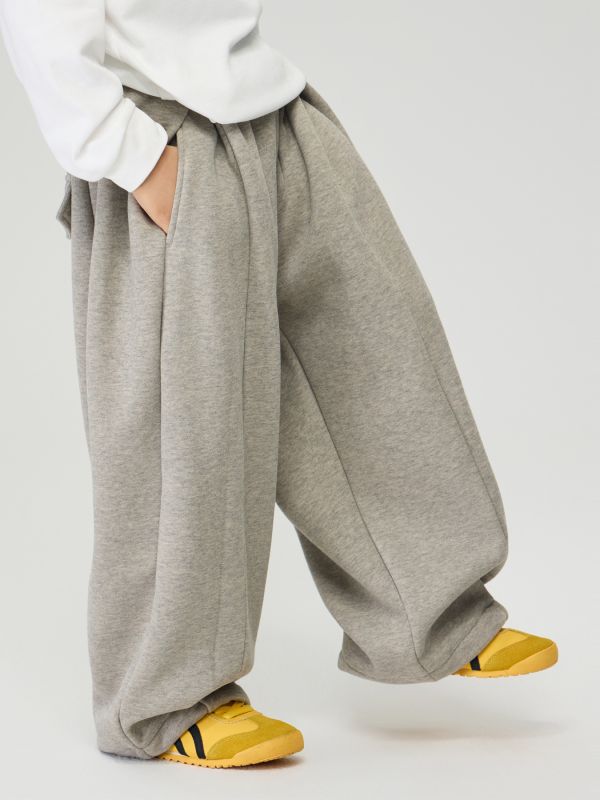 05110315┃TFYU秋冬〃兩色加絨打折運動褲┃100-170 - 兒童寬褲
- 垂墜感童裝褲子
- 街頭風童裝
- 高磅數布料
- 100–170 尺寸童褲
- 黑色灰色寬褲
- 秋冬童裝推薦
- 男童女童寬褲
- 中性褲款
- 韓系童裝穿搭