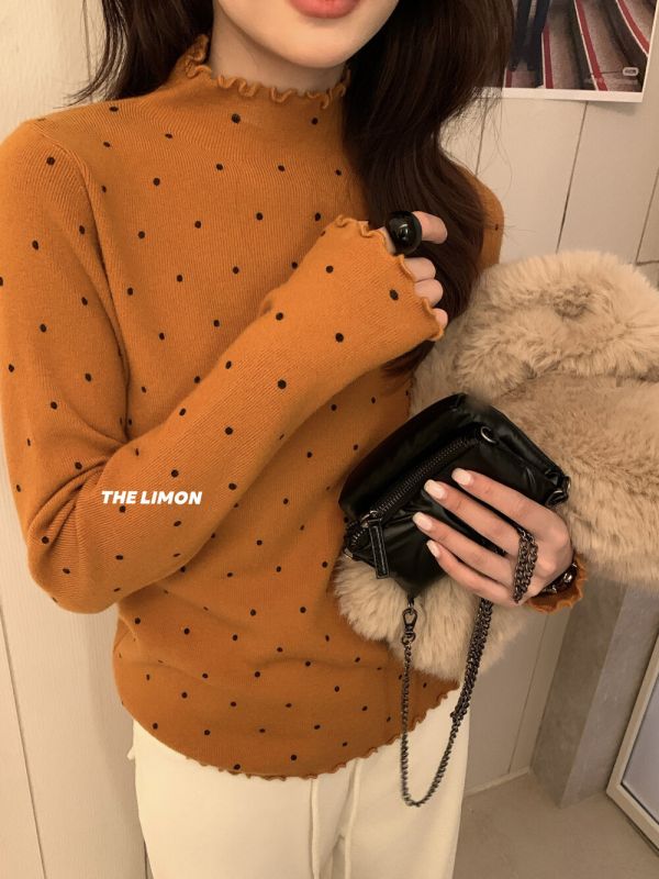 05110601┃LEMON〃8367波點雲感高彈木耳邊打底上衣 波點上衣、高領針織、打底上衣、天絲羊毛、韓系上衣、秋冬新款、木耳邊上衣、保暖內搭、甜美針織衫、長袖上衣