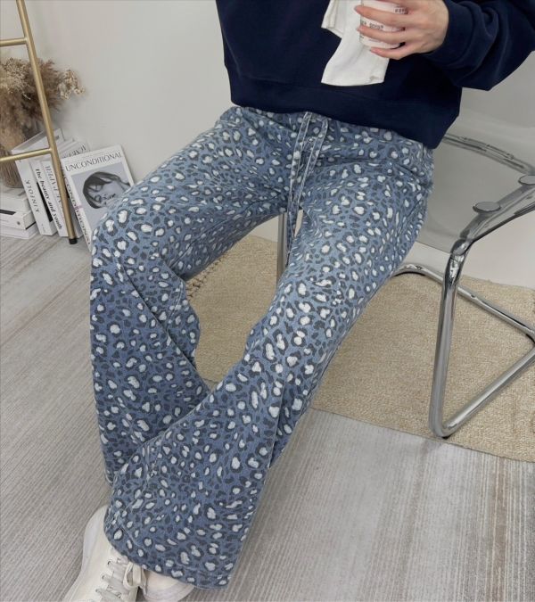 05121308｜秋冬〃22062水洗豹紋牛仔寬褲｜F 豹紋牛仔褲
韓系寬褲
鬆緊腰牛仔褲
抽繩牛仔褲
顯瘦長褲
復古豹紋褲
寬版牛仔褲
日常百搭褲
秋冬下身
個性牛仔褲