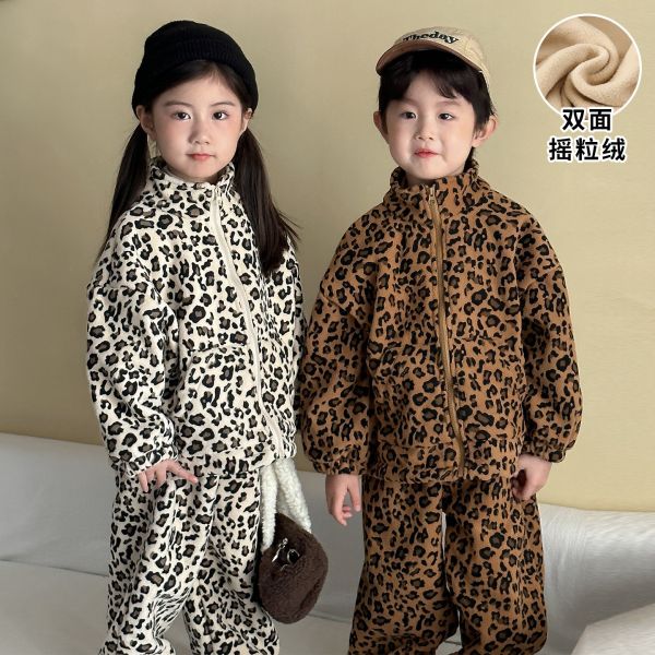 05111408┃兄妹家秋冬〃50683加絨豹紋套裝┃80-150 兒童搖粒絨套裝

豹紋童裝

冬季保暖套裝

兒童兩件套

男童搖粒絨

女童搖粒絨外套

兒童保暖外套

童裝冬季套裝

雙面搖粒絨

兒童豹紋外套褲子

80-150童裝

保暖童褲

兒童立領外套