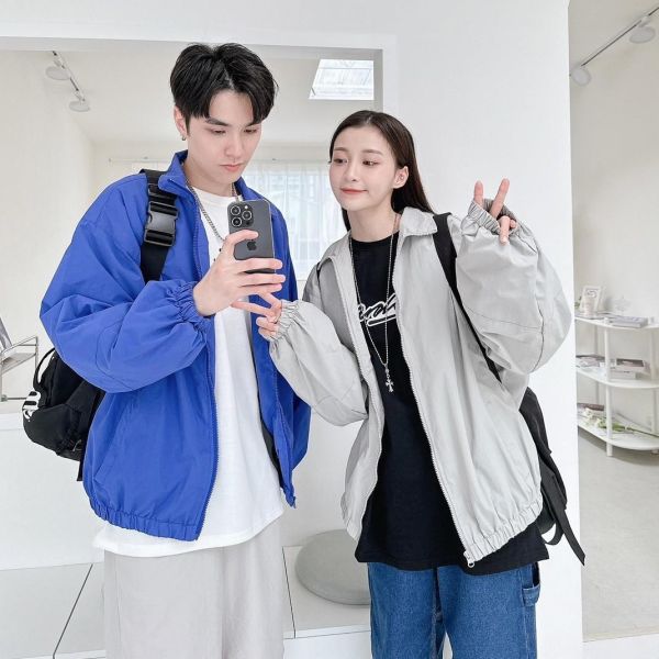 05110305┃秋冬〃98097立領素面防風外套┃M-XL - 防風外套
- 成人輕量外套
- 韓系休閒穿搭
- 情侶外套推薦
- 多色風衣
- M–XL 外套尺寸
- 秋冬外套推薦
- 輕薄外套
- 機能風衣
- 男女同款外套