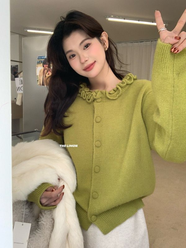 05120703｜LEMON〃6903木耳邊溫柔開衫毛衣｜F 荷葉領針織, 針織外套, 開衫外套, 木耳邊上衣, 韓系女裝, 顯瘦外套, 短版外套, 氣質穿搭, 甜美針織