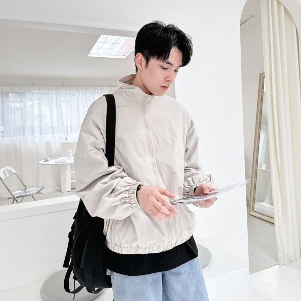 05110305┃秋冬〃98097立領素面防風外套┃M-XL - 防風外套
- 成人輕量外套
- 韓系休閒穿搭
- 情侶外套推薦
- 多色風衣
- M–XL 外套尺寸
- 秋冬外套推薦
- 輕薄外套
- 機能風衣
- 男女同款外套