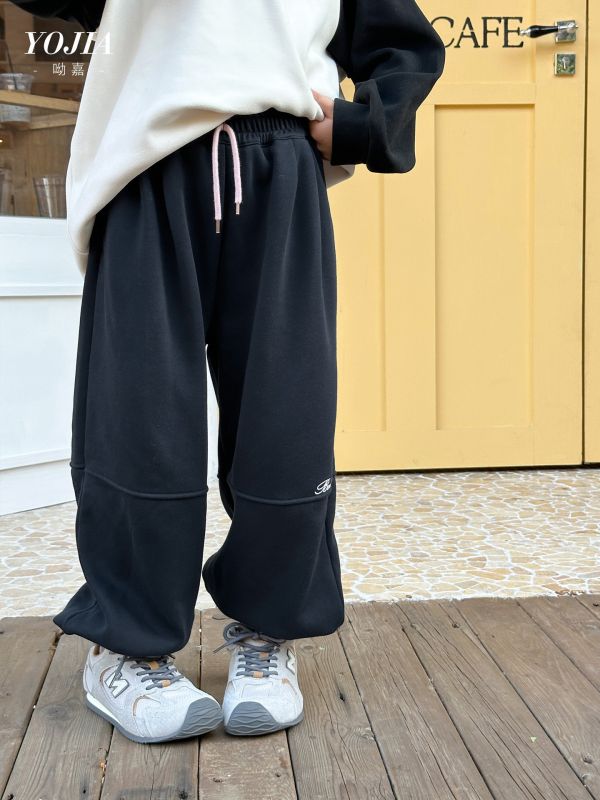 05111709｜YOJIA家冬〃K343四色加絨束腳運動褲｜110-170 兒童束腳褲
加絨束腳褲
奧利絨長褲
兒童保暖褲
冬季童裝褲子
加厚保暖褲
男女童運動褲
寬鬆長褲
韓版童裝褲子
110-160尺碼
兒童冬季下著
保暖縮口褲