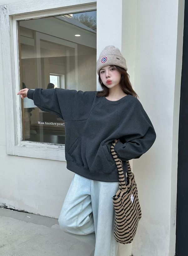 05113001｜YUAN〃3189後小標車線斜口袋上衣｜F 刷毛衛衣
大學T
口袋衛衣
圓領刷毛上衣
秋冬女裝
保暖上衣
寬鬆顯瘦
百搭素面
內刷毛衛衣
長袖上衣