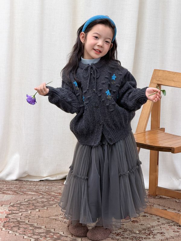 05111610｜小艾家秋冬〃H169灰色立體花針織外套｜90-160 兒童毛衣、兒童開衫、手工小花毛衣、女童外套、針織開衫、秋冬外搭、保暖毛衣、女童毛衣、百搭外套、韓版童裝、90cm–160cm、女童針織外套