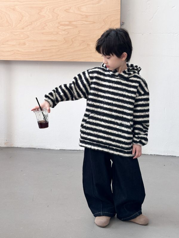 05110303┃MIC秋冬〃黑色毛絨條紋連帽T┃100-160 - 韓版童裝
- 兔毛衛衣
- 男童連帽上衣
- 冬季親膚衣物
- 條紋童裝
- 潮男穿搭
- 柔軟不扎
- 兒童保暖衣
- 男童冬季外套
- 韓系童裝推薦