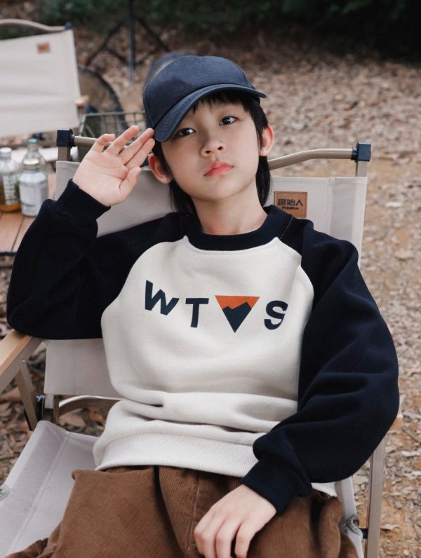 05121102｜秋冬〃8085山系插肩袖加絨字母T｜110-170 兒童衛衣, 山系衛衣, 拼接衛衣, 刷毛衛衣, 戶外風上衣, 保暖上衣, 中大童衛衣, 露營穿搭, 校園穿搭, 印花衛衣