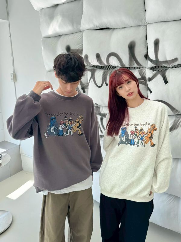 05110307┃秋冬〃21552芝麻街夜總會寬版大學T - 芝麻街大學T
- 插畫風格上衣
- 寬版中性上衣
- 情侶穿搭推薦
- F 尺寸大學T
- 卡通印花上衣
- 秋冬休閒穿搭
- 韓系童趣風格
- 男女同款衛衣
- 棕色奶油灰色上衣