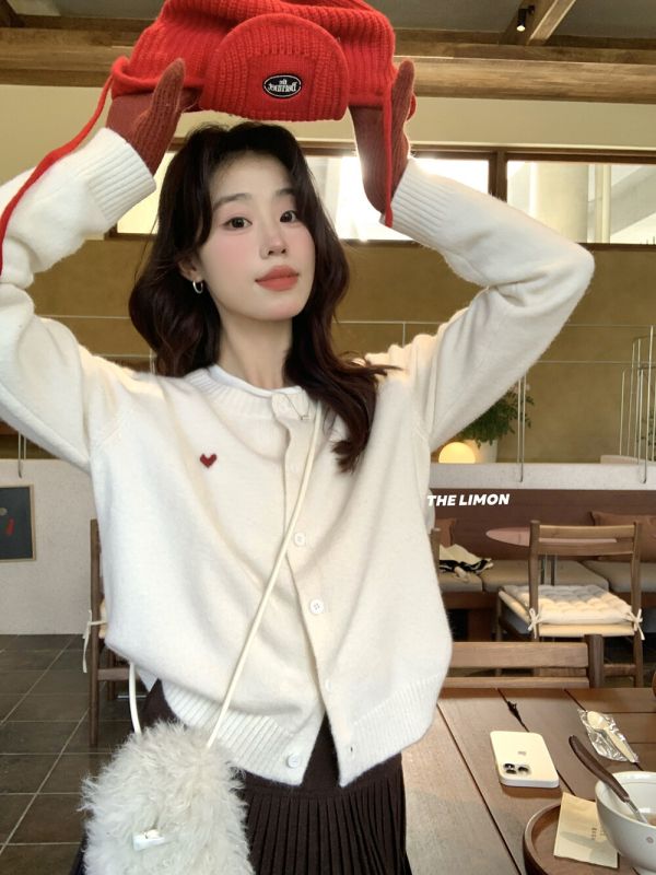 05112202｜LEMON〃2281圓領北極絨愛心刺繡開襟針織衫｜F 針織外套, 多色針織, 羊毛感外套, 開襟外套, 小愛心針織, 短版針織, 韓系外套, 秋冬外套, 杏色外套, 灰色針織, 紅色針織, 咖色針織, 芥綠針織