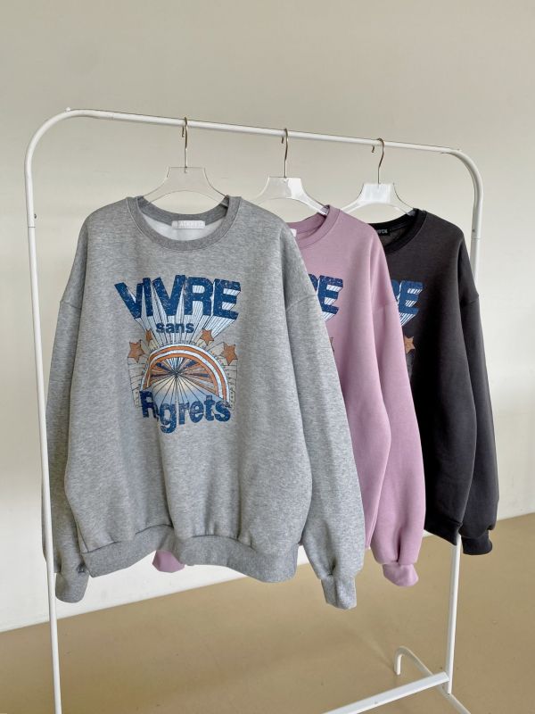 韓┃N9〃三色加絨VIVRE字母T┃F 韓系大學T, 女生加絨上衣, 法文字母衛衣, VIVRE SANS REGRETS, 寬鬆圓領T, 大陸製女裝, 韓系穿搭, 厚棉上衣, 女裝長袖T, 灰色大學T, 粉紫衛衣, 黑色上衣, 韓風上衣, 保暖衛衣, 秋冬上衣**