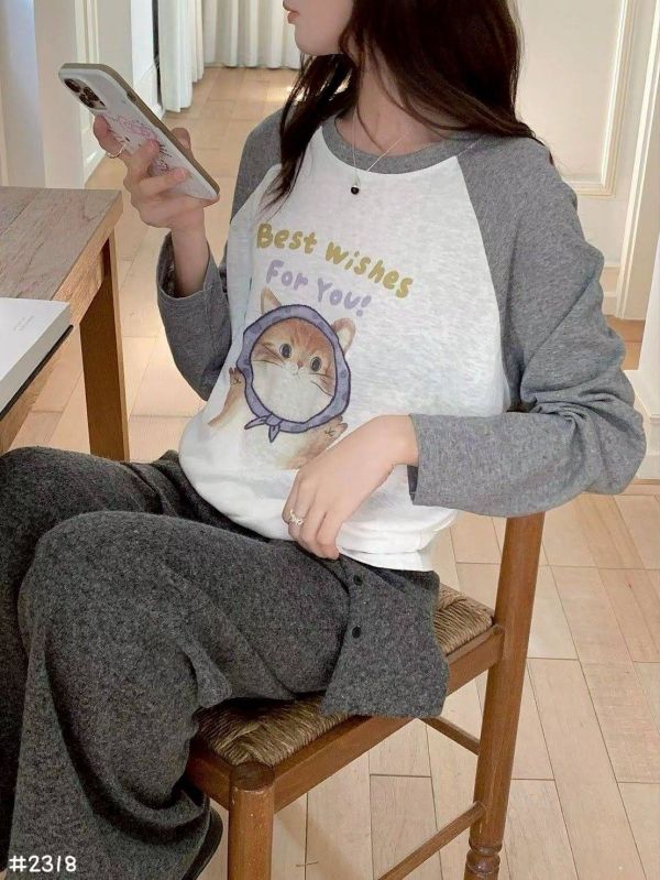 05110611┃秋冬〃2318頭巾的貓咪印花T┃F┃251110結單 貓咪上衣、拼色T恤、插畫T、長袖上衣、韓版T恤、中性上衣、可愛上衣、休閒風T、秋冬T恤、寬鬆長袖