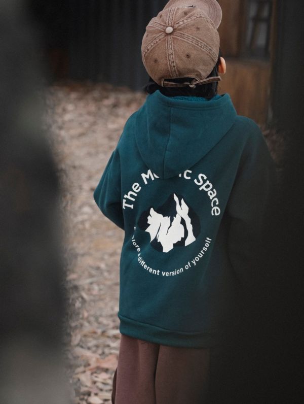 05121211｜猿寶秋冬〃8084墨綠色加絨連帽T｜110-170 中大童衛衣, 童裝連帽衛衣, 加絨衛衣, 刷毛上衣, 山系童裝, 戶外風童裝, 男童衛衣, 女童衛衣, 秋冬童裝, The Mount Space, 中大童上衣, 保暖童裝, 親子戶外穿搭