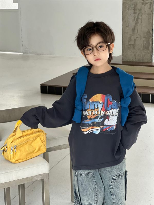 05110201┃SN〃8337兩色賽車印花T┃100-160 兒童衛衣, 復古印花上衣, 美式賽車風, 破壞風衛衣, 寬版落肩, 秋冬上衣, 男童女童休閒穿搭, 圓領長袖, 100～160童裝, 街頭風童裝