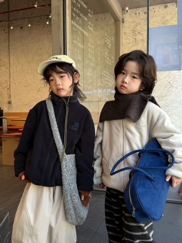 05112113｜HAHA家秋冬〃91678四色雙面絨外套｜100-160 兒童外套
加絨外套
立領外套
保暖上衣
抓絨外套
冬季童裝
男童外套
女童外套
加厚外套
親膚保暖
幼童外套
兒童拉鍊外套
秋冬外套
百搭外套
休閒外套