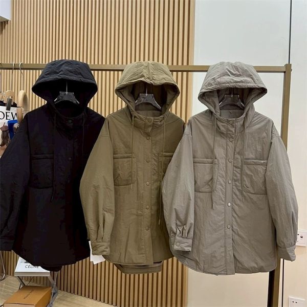 05112102｜秋冬〃9928率性口袋設計感連帽鋪棉外套｜F 連帽外套
9928 外套
棉棉外套
秋冬外套
女裝連帽衣
寬鬆外套
防風外套
保暖外套
休閒風外套
百搭外套
韓系外套
寬版上衣
落肩外套
黑色外套
綠色外套
卡杏外套