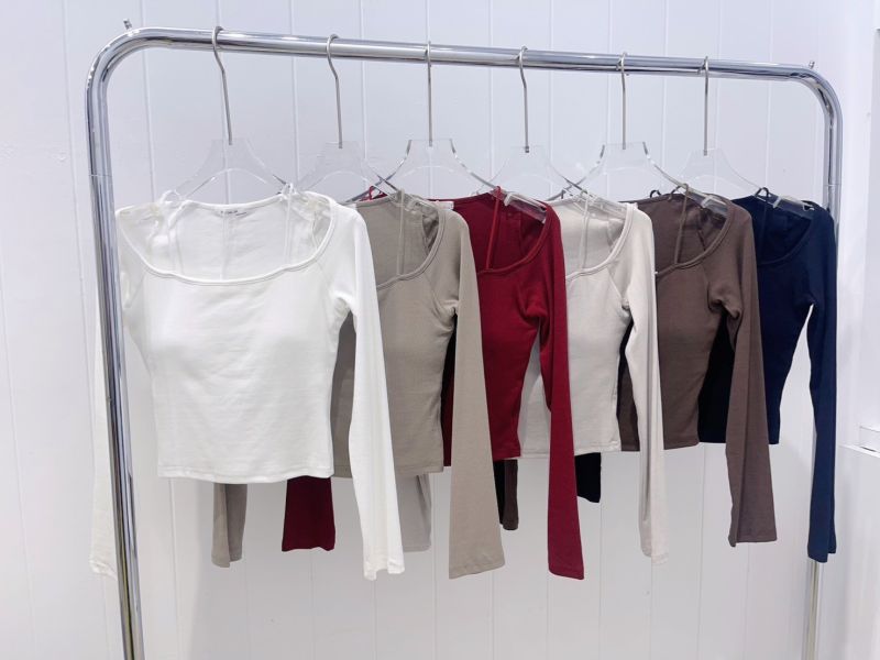 05110105┃秋冬〃560六色造型細肩帶罩杯短版上衣 一字領上衣, 彈性棉質上衣, 顯鎖骨上衣, 貼身長袖, 修身上衣, 秋冬打底, 女生休閒穿搭