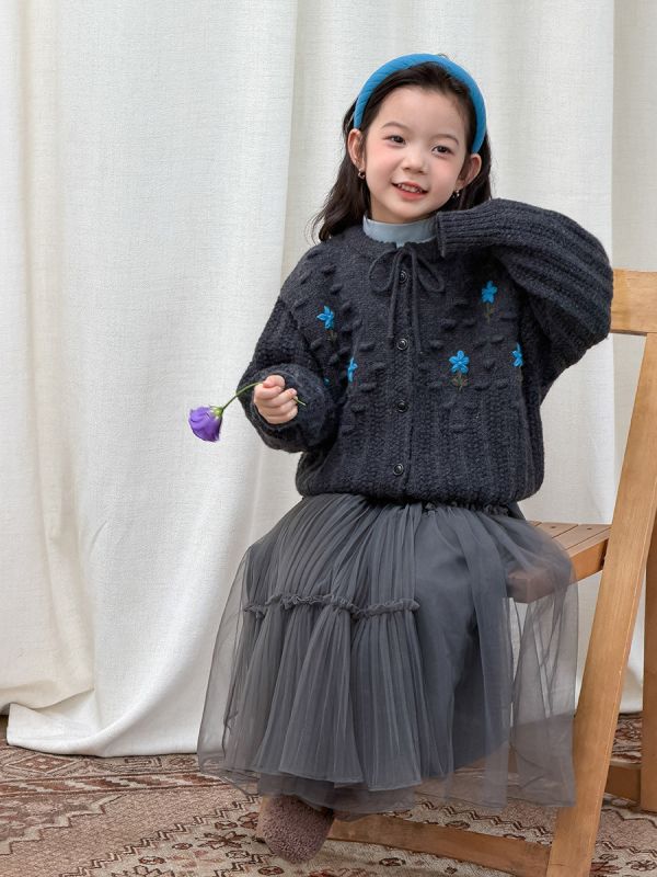 05111610｜小艾家秋冬〃H169灰色立體花針織外套｜90-160 兒童毛衣、兒童開衫、手工小花毛衣、女童外套、針織開衫、秋冬外搭、保暖毛衣、女童毛衣、百搭外套、韓版童裝、90cm–160cm、女童針織外套