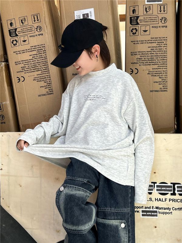 05110203┃SN〃8135三色薄絨半高領字母內搭T┃100-160 字母印花上衣, 歐美風童裝, 寬版落肩, 秋冬童裝, 潮童穿搭, 棉質長袖, 街頭風童裝, 100～160童裝, 情緒字句印花, 基本款衛衣