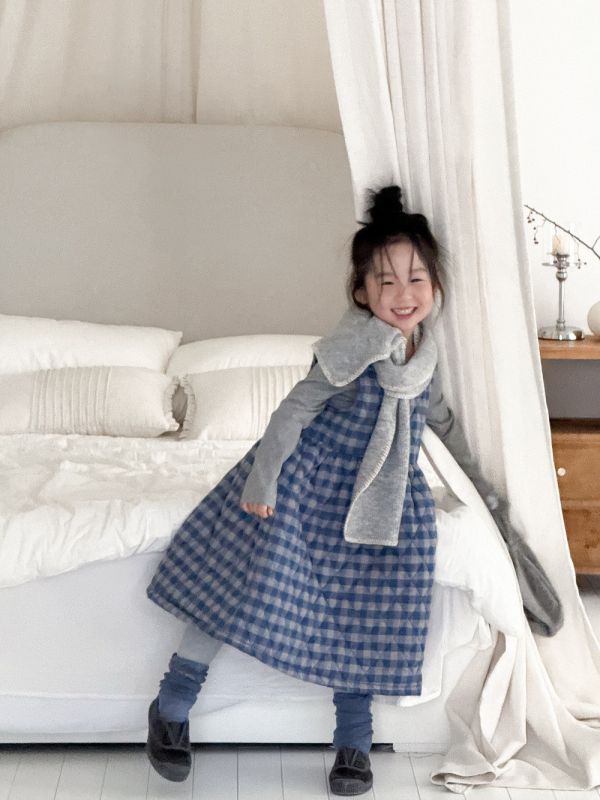 05120205｜KUMAI秋冬〃D26藍色格子背心裙｜90-150 童裝背心裙, 格紋洋裝, 中大童洋裝, 鋪棉背心, 秋冬童裝, 公主裙, 層次穿搭, 內搭洋裝, 女童穿搭, InBaby童裝
