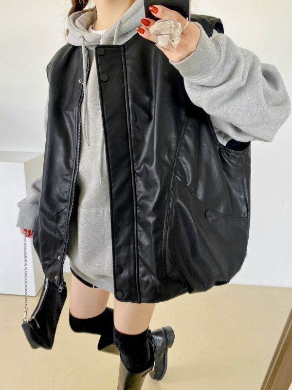 韓┃N9〃皮質夾棉背心┃F 皮革背心, 女生無袖外套, 韓系穿搭, 厚實保暖背心, 寬鬆版外套, 皮革拼接上衣, 黑色羽絨背心, 韓系街頭風, 冬季保暖單品, 女裝背心, 外搭皮革背心, 皮革立領背心
