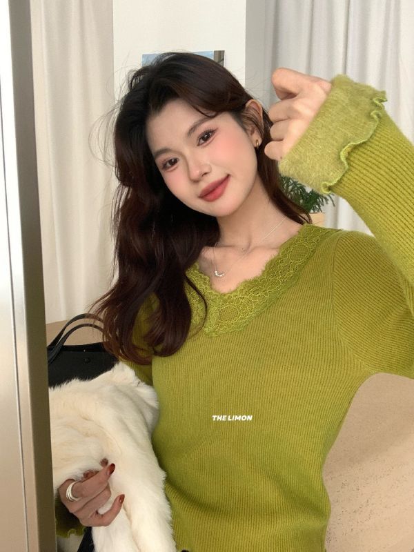 05120702｜LEMON〃6891氣質蕾絲V領軟糯顯瘦針織上衣｜F 蕾絲針織, V領針織, 韓系上衣, 女生針織衫, 修身上衣, 顯瘦穿搭, 長袖上衣, 百搭上衣, 內搭上衣, 秋冬針織