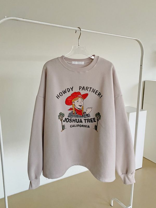 韓┃N9〃三色加絨牛仔女孩T┃F 韓國加絨上衣, 女生大學T, 美式印花衛衣, HOWDY PARTNER, JOSHUA TREE, 韓國女裝, 保暖圓領T, 寬鬆版衛衣, 秋冬加厚上衣, 韓系穿搭, 棕色衛衣, 奶灰色衛衣, 墨灰大學T, 女裝加絨長袖