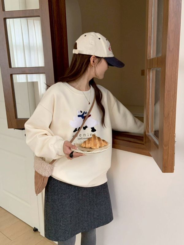 05120605｜秋冬〃9210小鴨圍巾刺繡加絨大學T｜F 女裝衛衣, 刷毛上衣, 貓咪上衣, 毛巾繡衛衣, 可愛女裝, 療癒系穿搭, 寬鬆上衣女, 加絨上衣, 大人可愛風, 顯瘦衛衣, 韓系女裝, 秋冬上衣女, 百搭女裝, 大學T女, 女生可愛穿搭